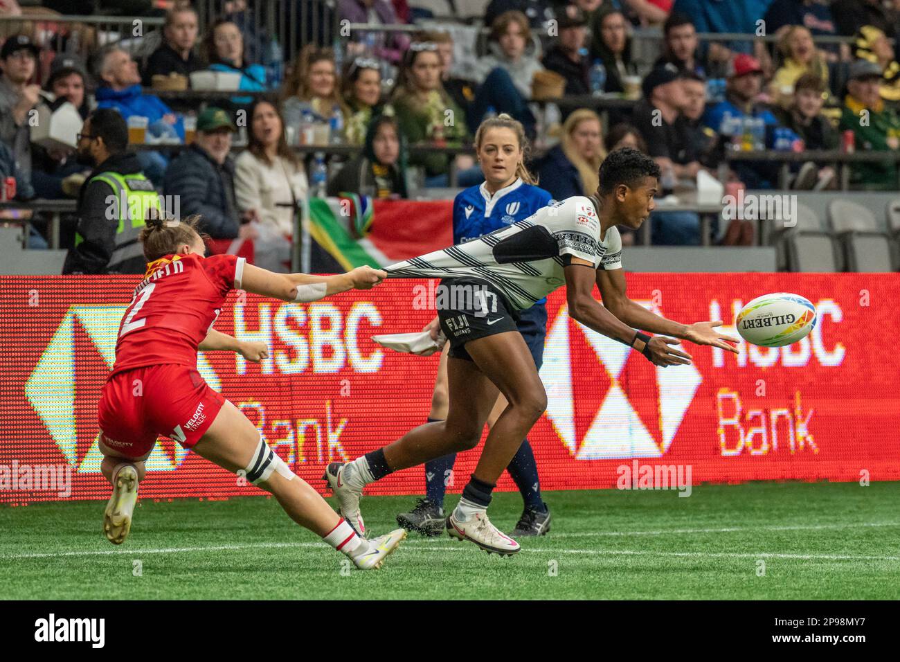 Vancouver, Kanada. 5. März 2023. Meredani Qoro (L) von Fuji wehrt sich während der HSBC Canada Sevens gegen Kanada am BC Place gegen den Tackle. Kredit: Joe N. Stockfoto
