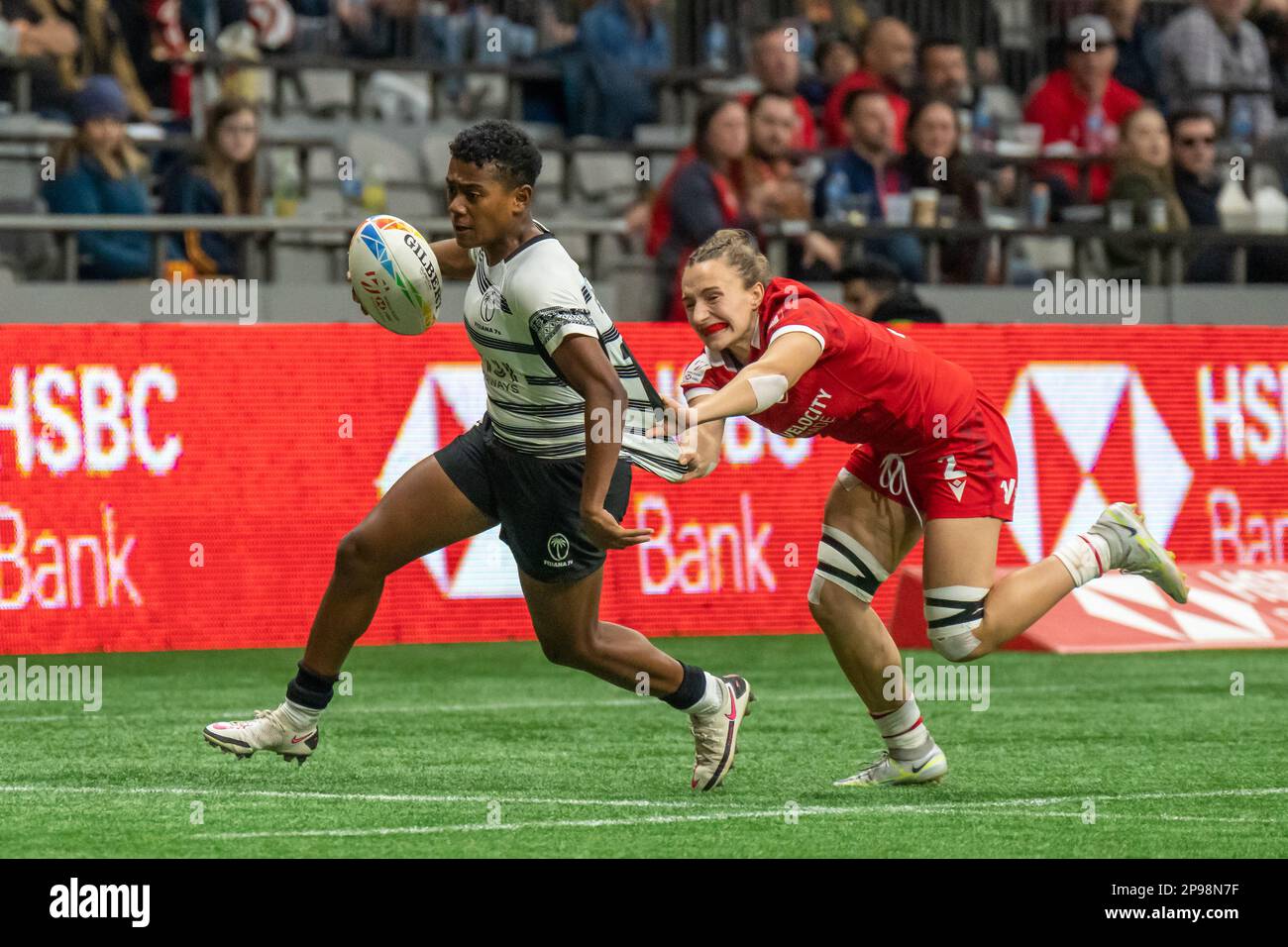 Vancouver, Kanada. 5. März 2023. Meredani Qoro (L) von Fuji wehrt sich während der HSBC Canada Sevens gegen Kanada am BC Place gegen den Tackle. Kredit: Joe N. Stockfoto