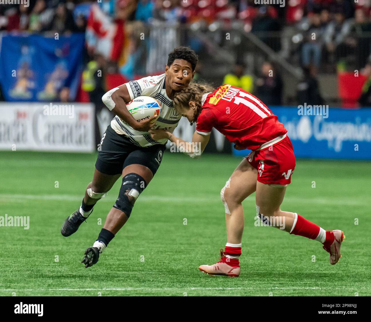 Vancouver, Kanada. 5. März 2023. Ana Maria Naimasi (L) von Fuji wehrt sich während der HSBC Canada Sevens gegen Kanada am BC Place ab. Kredit: J Stockfoto