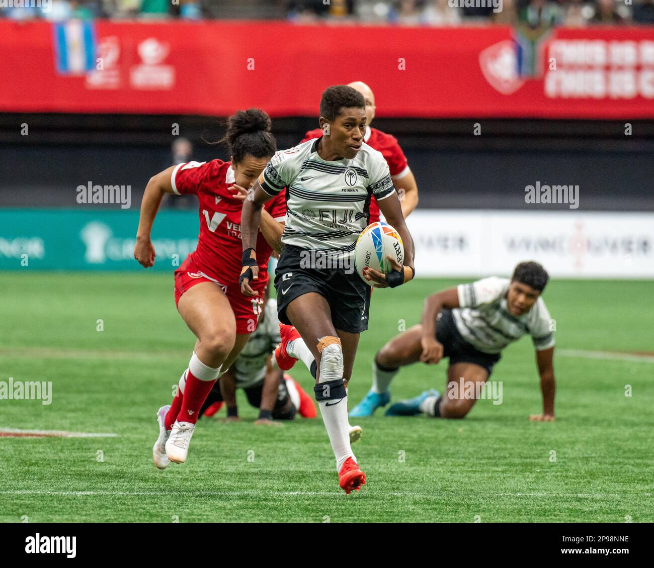 Vancouver, Kanada. 5. März 2023. Reapi Ulunisau (C) von Fuji springt bei HSBC Canada Sevens gegen Kanada auf dem BC Place auf einen Versuch zu. Kredit: Joe Stockfoto