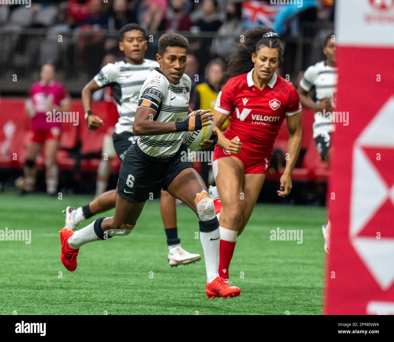 Vancouver, Kanada. 5. März 2023. Reapi Ulunisau (L) von Fuji springt auf einen Versuch bei HSBC Canada Sevens gegen Kanada am BC Place. Kredit: Joe Stockfoto