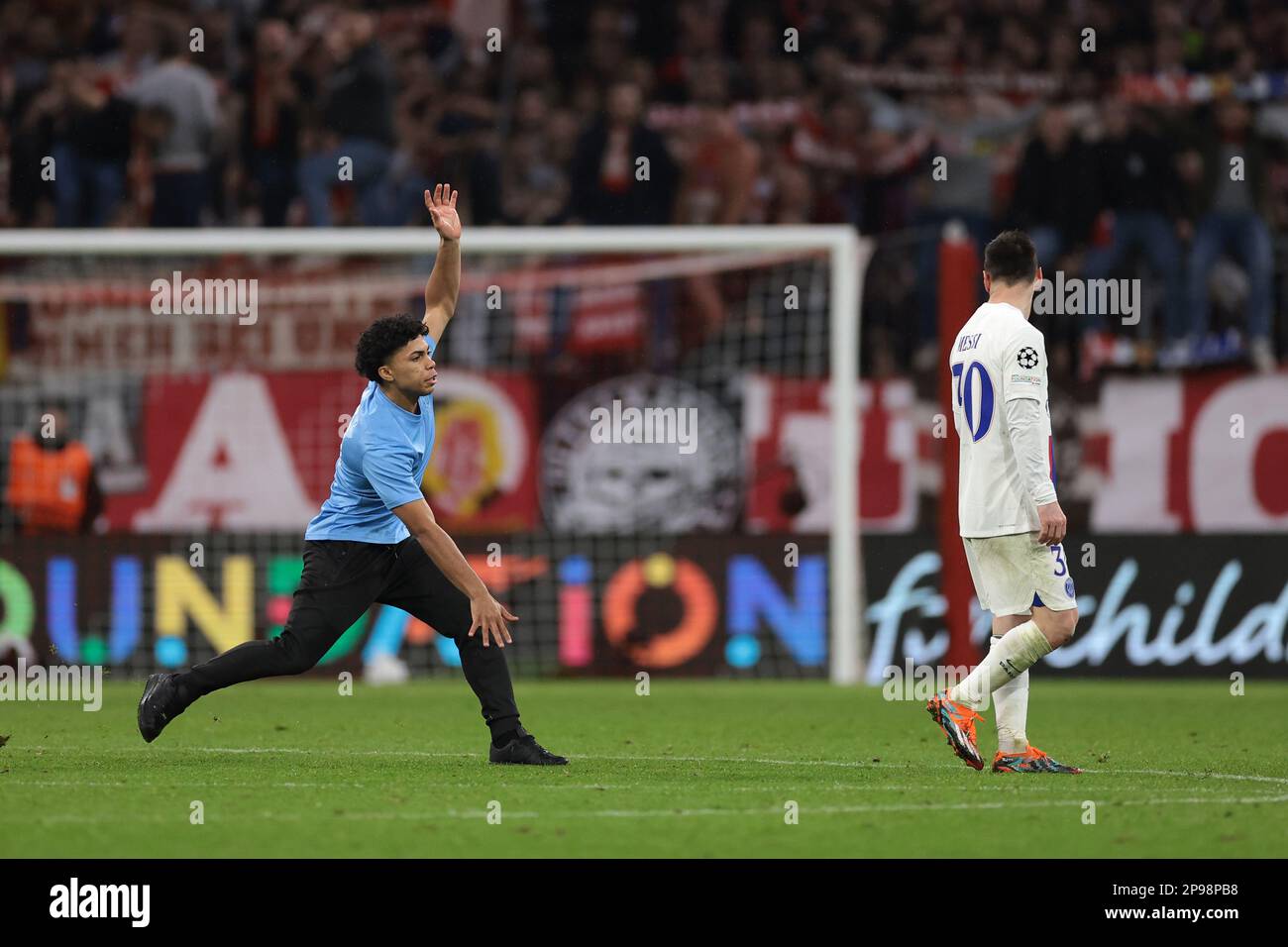 München, Deutschland. 8. März 2023. Lionel Messi von PSG sieht über seine Schulter, wie ein Eindringling auf dem Spielfeld ausrutscht, während er versucht, nach der letzten Pfeife des UEFA Champions League-Spiels in der Allianz Arena in München Kontakt mit dem Argentinier aufzunehmen. Der Bildausdruck sollte lauten: Jonathan Moscrop/Sportimage Credit: Sportimage/Alamy Live News Stockfoto