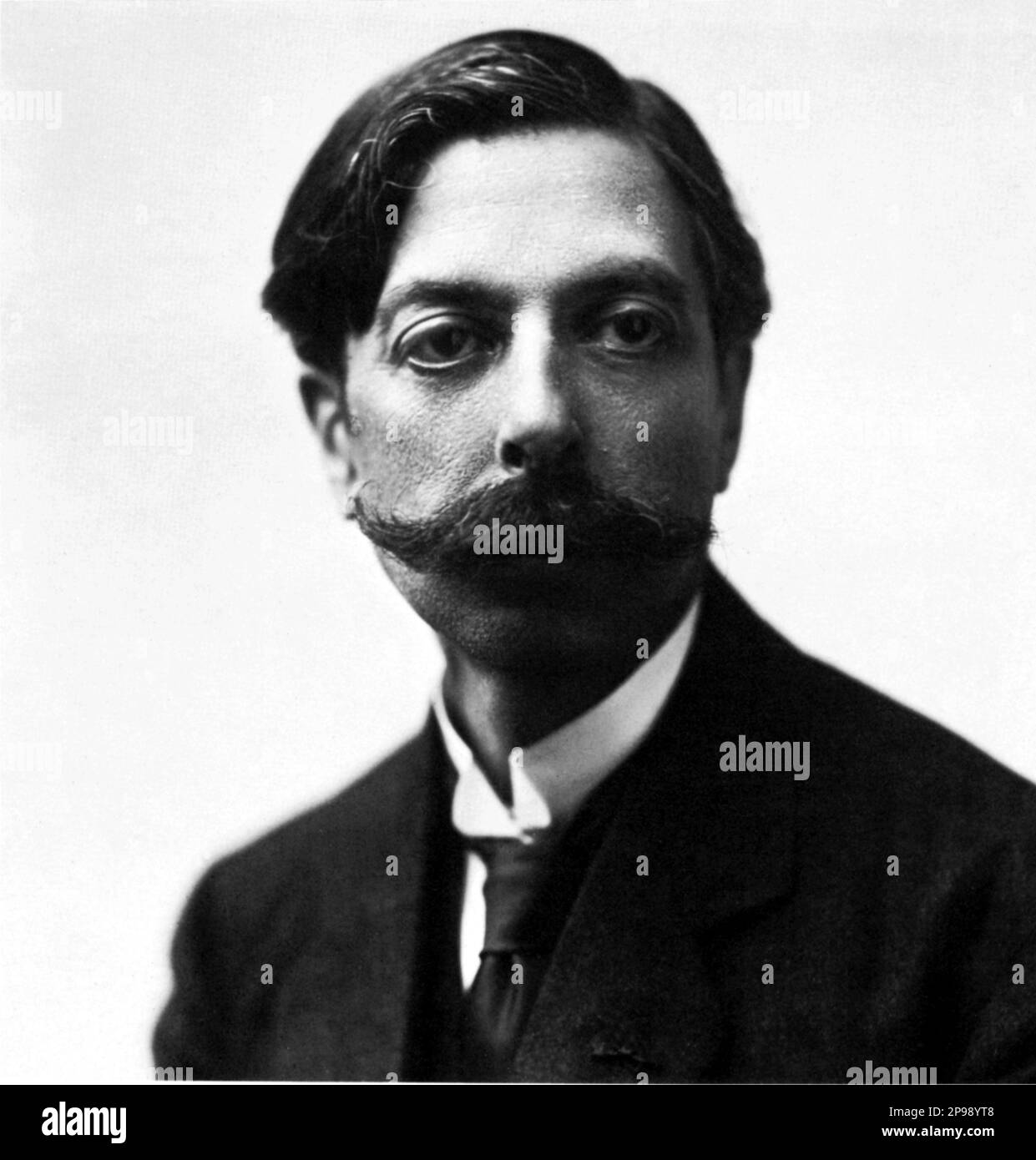 1905 Ca : der spanische Komponist ENRIQUE GRANADOS ( 1867 - 1916 ) , der insbesondere für die vom Maler Goya inspirierte Musik gefeiert wird . Diese URSPRÜNGLICH als Klavierstücke zusammengestellten GOYESCAS wurden später in eine Oper mit demselben Namen umgewandelt , die 1916 erfolgreich im Metropolitan Opera Theatre von New York produziert wurde . Kurz danach ging der Komponist mit einem torpedierten Schiff unter - MUSICA CLASSICA - KLASSISCH - COMPOSITORE - MUSICISTA - Portrait - ritratto - COMPOSITORE - OPERA LIRICA - OPERETTA - CLASSICA - KLASSISCH - PORTRÄT - RITRATTO - MUSICISTA - MUSICA - Baffi - moustac Stockfoto