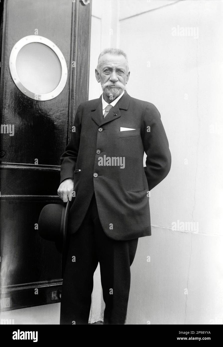 1922 , 10 . juni , New York , USA : der Prinz von Monaco ALBERT I ( 1848 - 1922 ) GRIMALDI . Sohn von Prinz Charles III. (1818 - 1889 ) und Gräfin Antoinette Ghislaine de Merode-Westerloo ( 1828 - 1864 ). Auf diesem Foto über Ocean Cruiser direkt nach Europa. - ALBERTO - Royal - nobili - Nobiltà - Portrait - ritratto - Bart - barba - Cravatta - Krawatte - Hut - bombetta - cappello - Derby hat - uomo anziano vecchio - alter Mann - Kragen - colletto - Baffi - Schnurrbart - transatlantico - Navy - Boot --- Archivio GBB Stockfoto