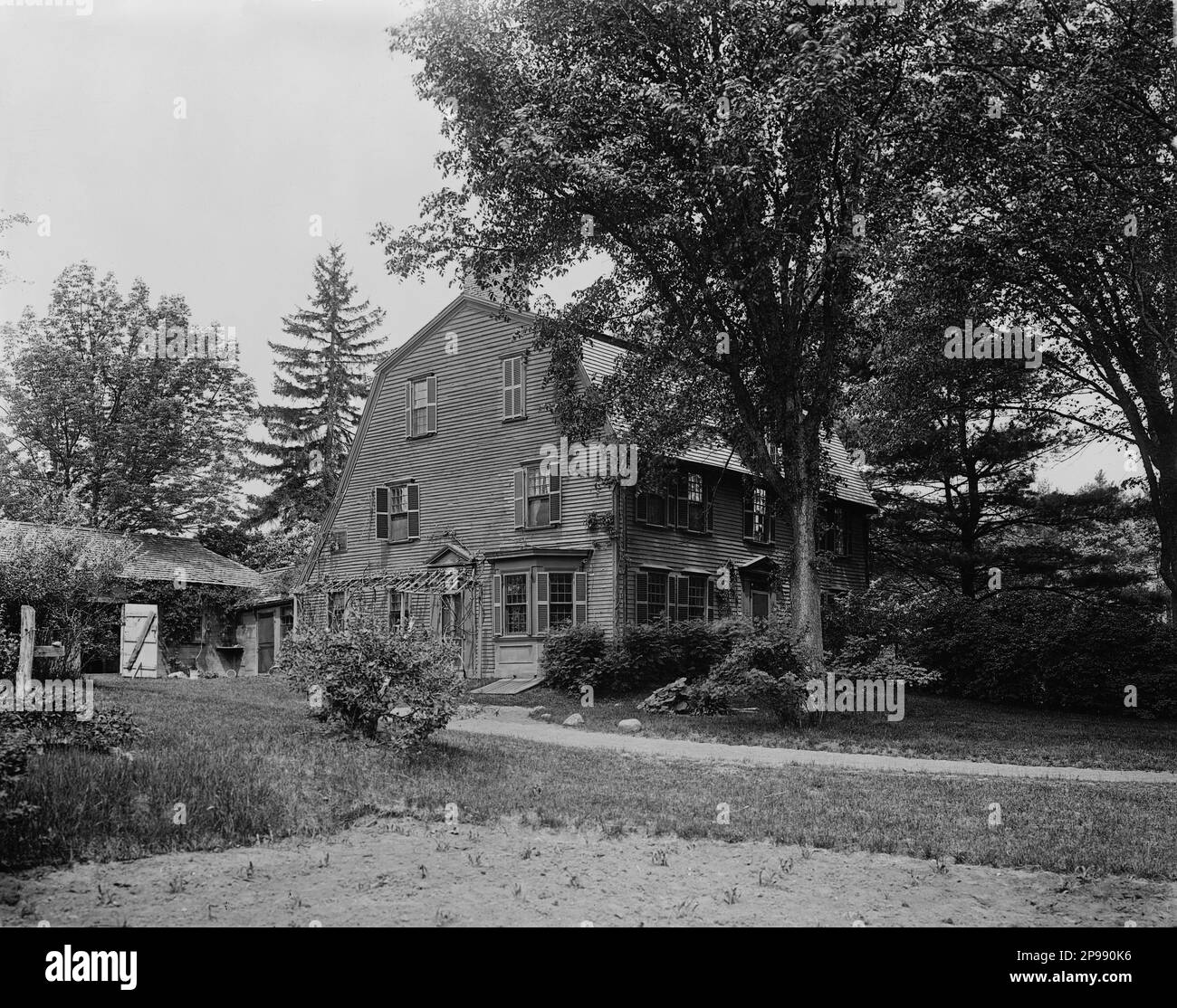 1888 Ca : der amerikanische Schriftsteller Nathaniel HAWTHORNE ( 1804 - 1864 ) , Autor DES SCHARLACHROTEN BUCHSTABENS ( La lettera scarlatta - 1850 ) . Hawthornes alte Villa , Concord , Massachuset , USA - - - SCRITTORE - LETTERATURA - LITERATUR - LETTERATO - Casa - Abitazione - Haus - Haus LETTERATO - SCRITTORE - LETTERATURA - Literatur - Garten - Giardino - ARCHITEKTUR - ARCHITETTURA --- Archivio GBB Stockfoto