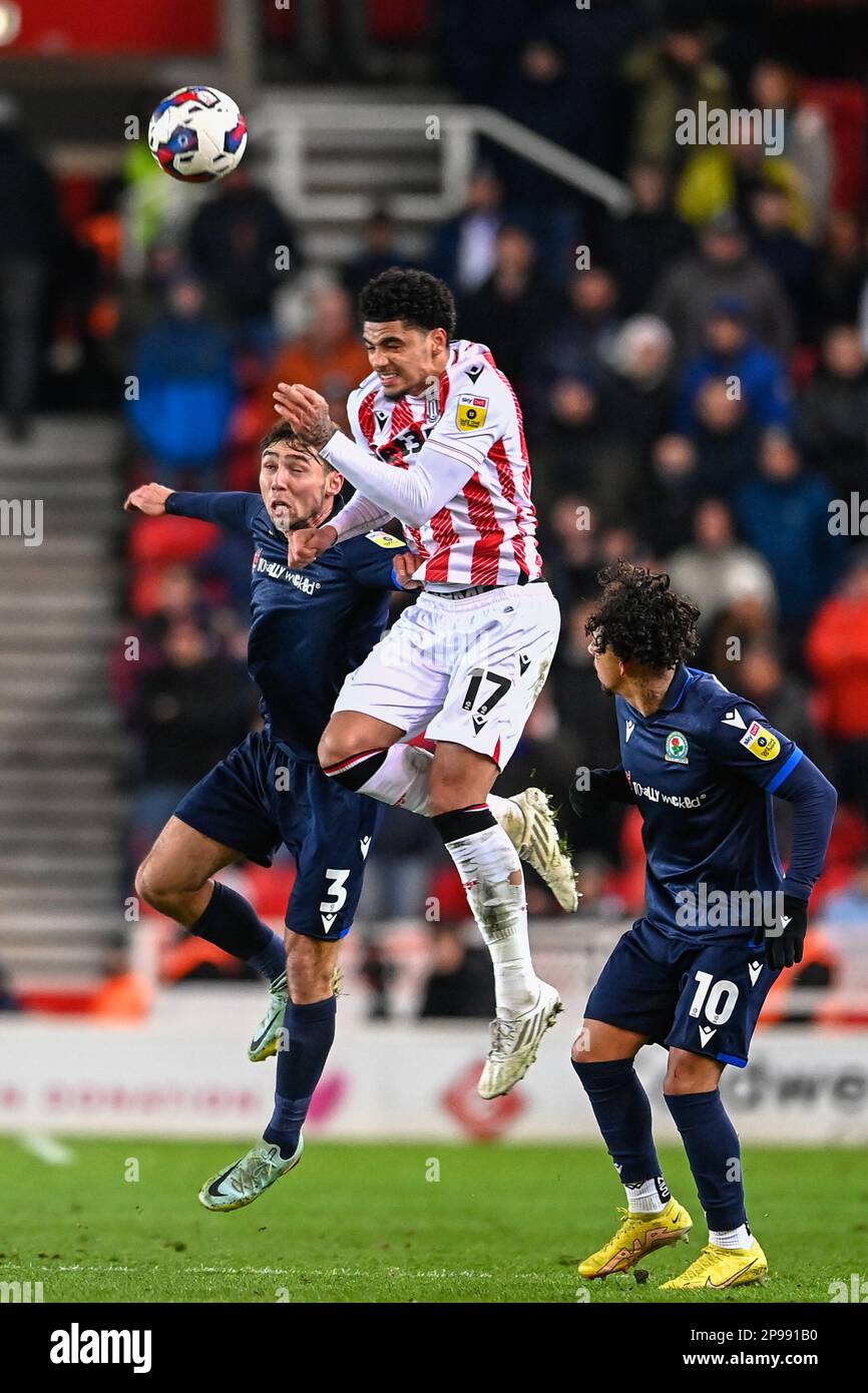 KI-Jana Hoever #17 von Stoke City führt den Ball während des Sky Bet ...