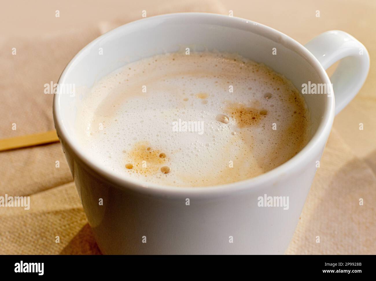 Frischer Latte Espuma in White Cap, Cappuccino in Coffeeshop, Milchkaffee mit sanftem Schaum Closeup Stockfoto