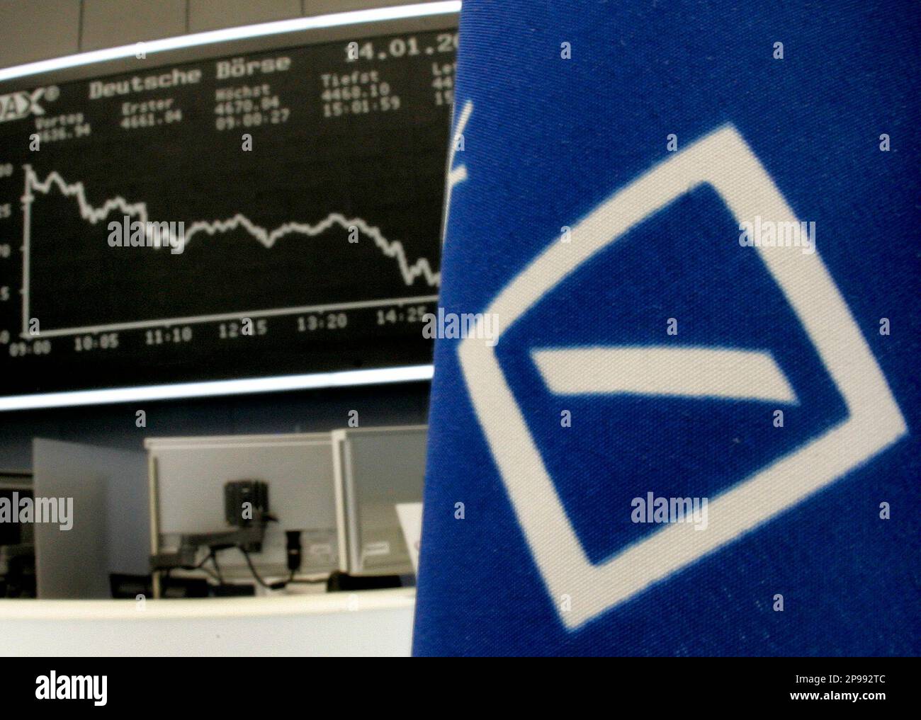 Eine Faehnchen mit dem Logo der Deutschen Bank ist am Mittwoch, 14. Januar 2009, an der Boerse ...