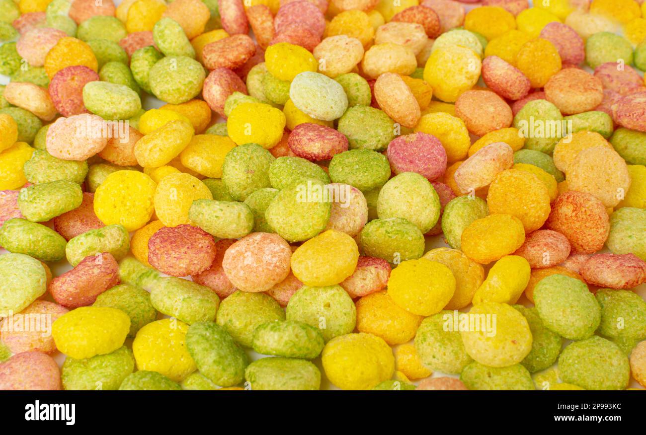 Farbenfrohe Frühstückspollenstruktur Hintergrund, fruchtiges Zerealien-Kugelmuster, rund buntes Mais-Cerealien-Modell mit Kopierbereich Stockfoto