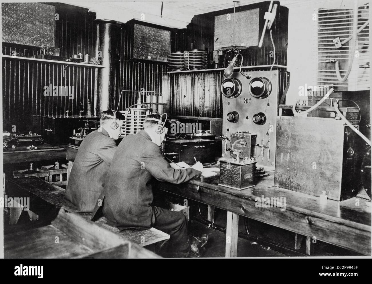 1910 : Marconi Wireless School in New York . Der italienische Wissenschaftler GUGLIELMO MARCONI ( Bologna 1874 - Roma 1937 ) , Erfinder des Grafen ohne Leads , NOBELPREISTRÄGER für Physik 1909 - RADIO - TELEGRAFO SENZA FILI - SCIENZIATO - FISICA - onde Radio - Portrait - ritratto - INVENTORE - INVENZIONE - Erfindung -- - Archivio GBB Stockfoto