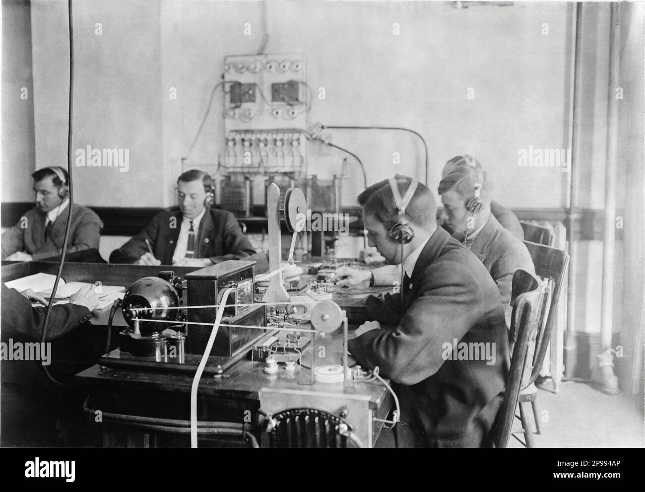 1910 : Marconi Wireless School in New York . Der italienische Wissenschaftler GUGLIELMO MARCONI ( Bologna 1874 - Roma 1937 ) , Erfinder des Grafen ohne Leads , NOBELPREISTRÄGER für Physik 1909 - RADIO - TELEGRAFO SENZA FILI - SCIENZIATO - FISICA - onde Radio - Portrait - ritratto - INVENTORE - INVENZIONE - Erfindung -- - Archivio GBB Stockfoto