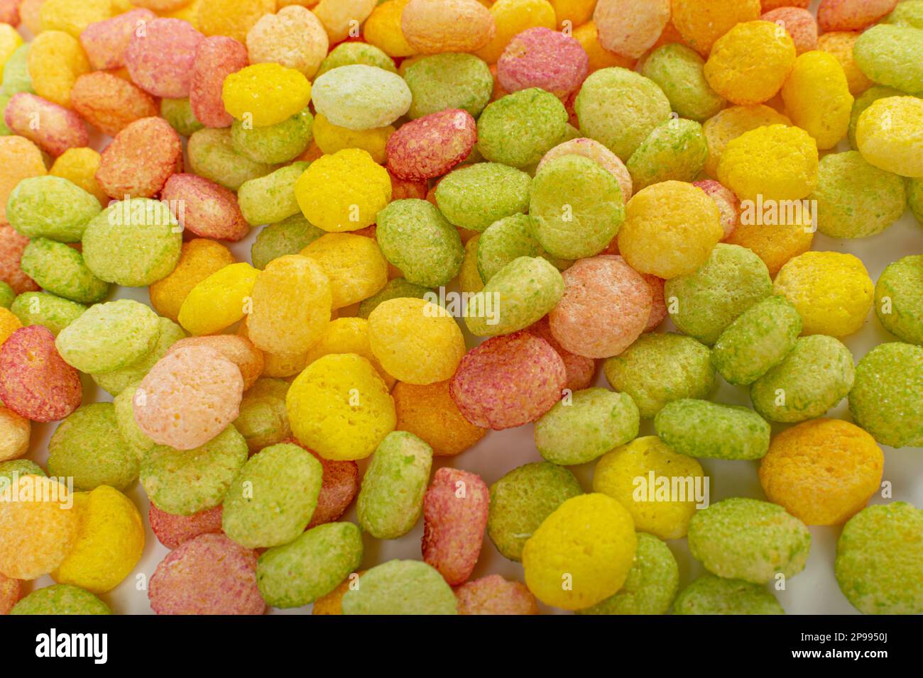 Farbenfrohe Frühstückspollenstruktur Hintergrund, fruchtiges Zerealien-Kugelmuster, rund buntes Mais-Cerealien-Modell mit Kopierbereich Stockfoto