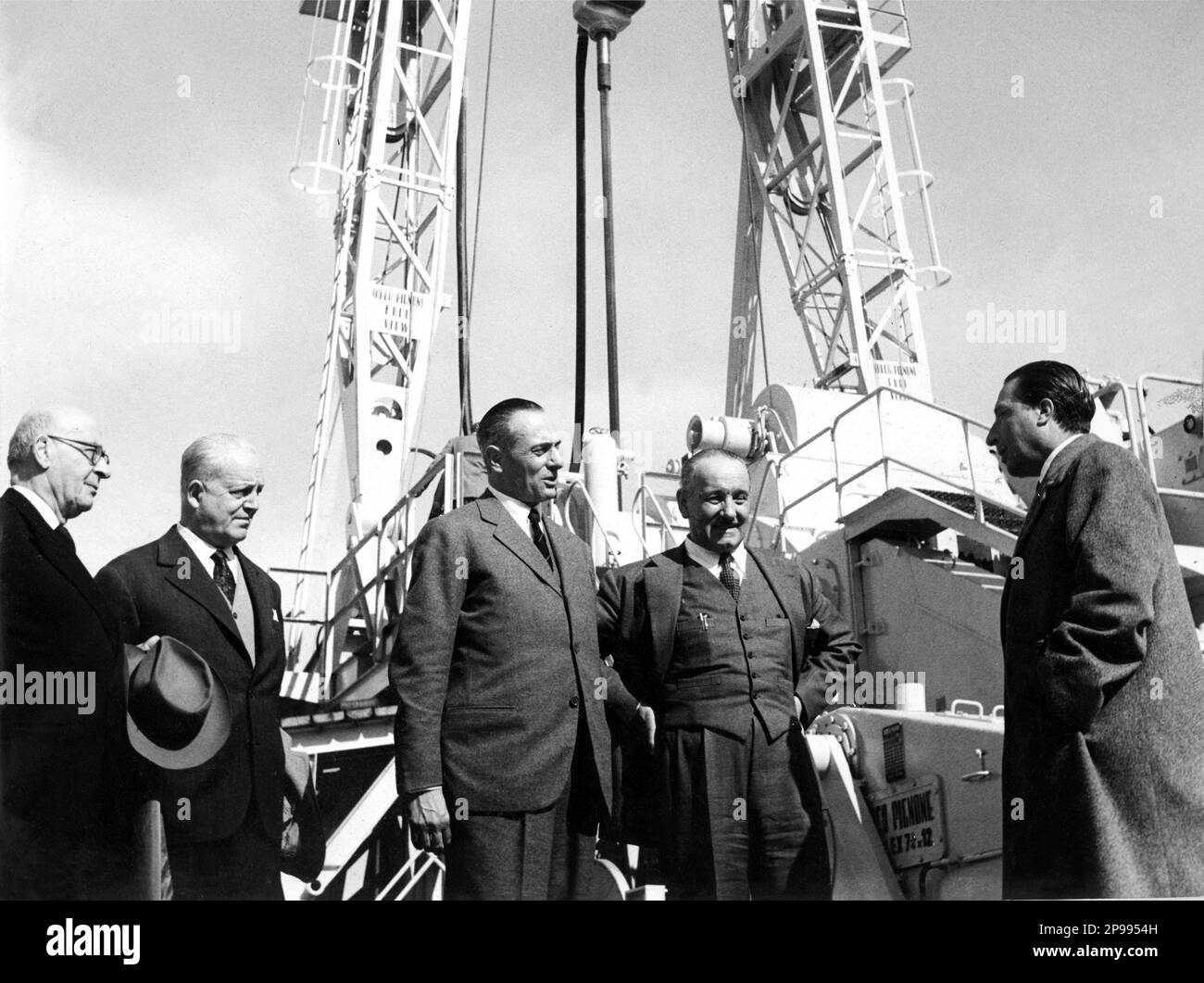 Der italienische Politiker ENRICO MATTEI ( Acqualagna, 1906 - Bascape, 1962) war ein italienischer Staatsverwalter. Foto: Bazzecchi , Firenze . Nach dem Zweiten Weltkrieg wurde ihm die Aufgabe übertragen, die italienische Erdölbehörde Agip abzubauen, ein staatliches Unternehmen, das vom faschistischen Regime gegründet wurde. Statt dessen hat Mattei den Fonds erweitert und in den National Fuel Trust Ente Nazionale Idrocarburi ( ENI ) umstrukturiert. Unter seiner Leitung handelte ENI wichtige Ölkonzessionen im Nahen Osten sowie ein wichtiges Handelsabkommen mit der Sowjetunion aus, das dazu beitrug, das Oligopol der "Severn Sisters" zu brechen Stockfoto
