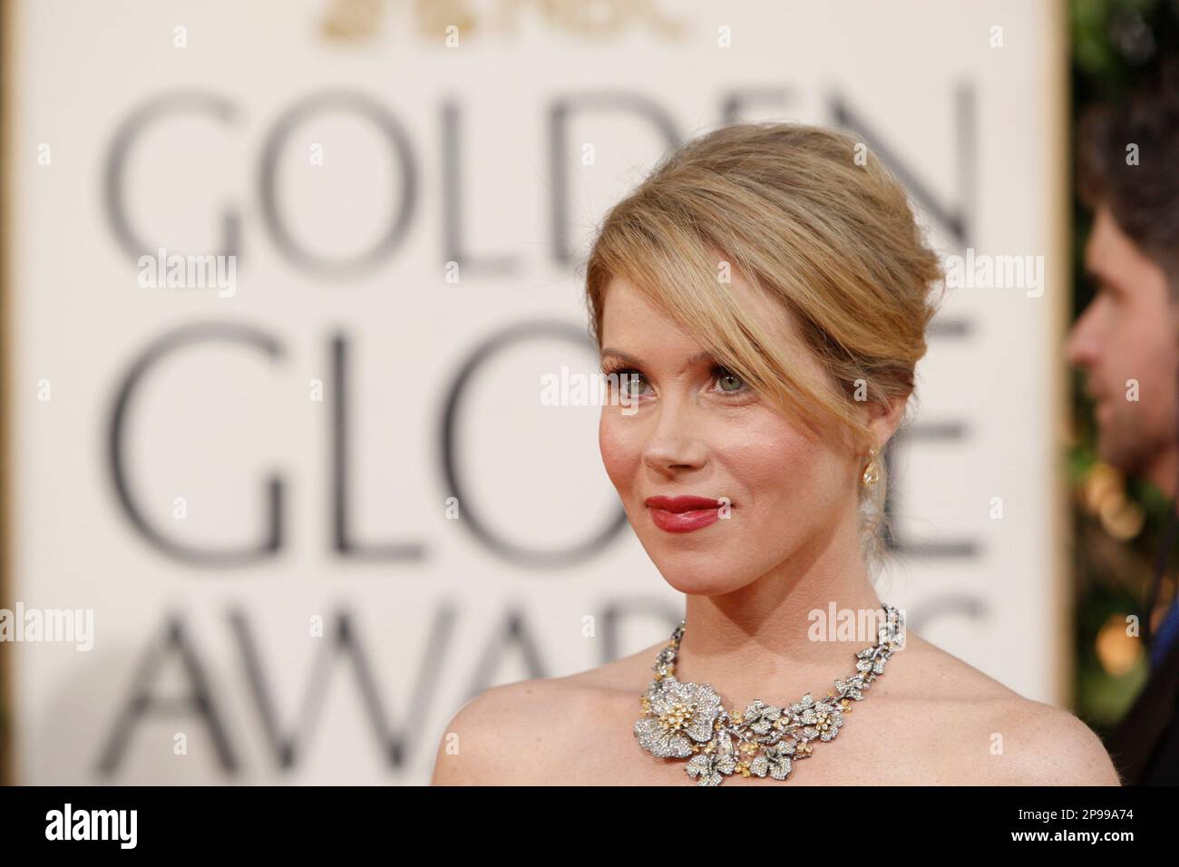 Christina Applegate, nominated for best actress in a television series, comedy or musical for “Samantha Who?,” poses as she arrives at the 66th Annual Golden Globe Awards on Sunday, Jan. 11, 2009, in Beverly Hills, Calif. (AP Photo/Matt Sayles) Stockfoto