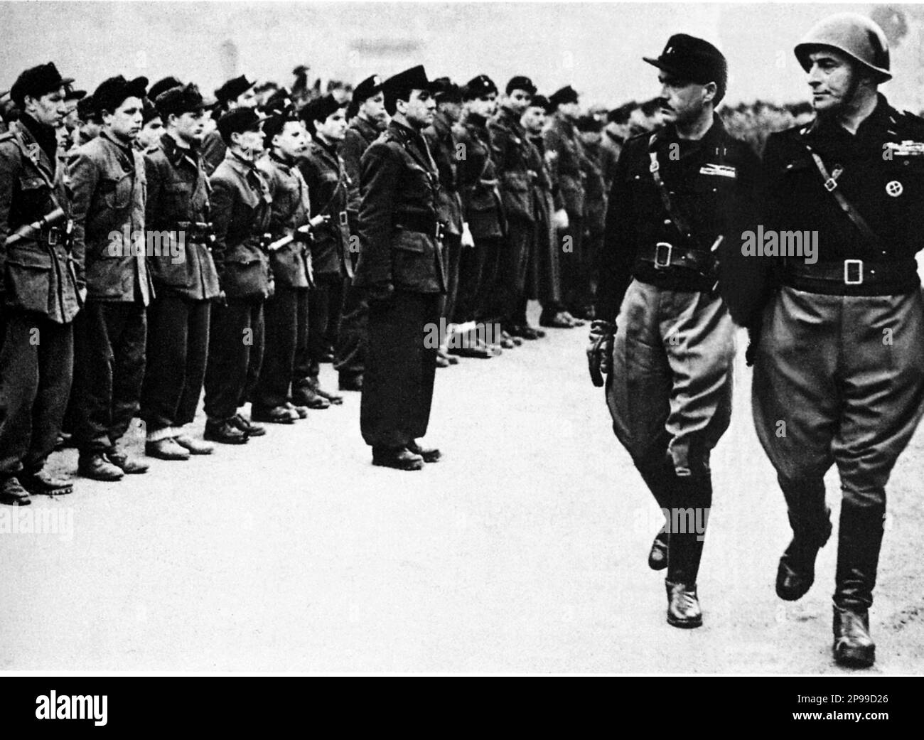 Der italienische faschistische Minister ALESSANDRO PAVOLINI ( 1903 - 1945 ) wurde am 28 . april 1945 in Dongo ( Lago Maggiore ) von Partisanen getötet . Auf diesem Foto am Tag DER REPUBBLICA SOCIALE DI SALO' (R.S.I. ) Mit einem Bataglion von Brigate Nere - Rituto - Portrait - POLITICA - POLITICA - POLITICO - ITALIA - POLITIC - Portrait - ITALIEN - FASCHISMO - FASCHISMUS - FASCHISMUS - FASCHISTEN - Militäruniform - Divisa - uniforme militare - Stivali - Stiefel - Zweiter Weltkrieg - SECONDA GUERRA MONDIALE - 2. - ITALIA - Guanti - Handschuhe - Sandro --- Archivio GBB Stockfoto