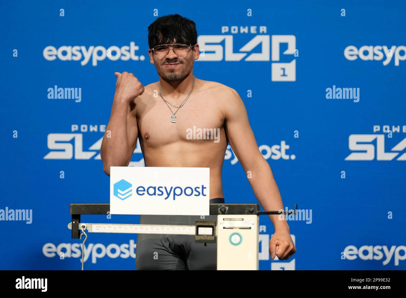 10. März 2023, Las Vegas, NV, LAS VEGAS, NV, Vereinigte Staaten: LAS VEGAS, NV - MÄRZ 10: Jesus Gaspar Diaz betritt die Skala für die offiziellen Wiegevorgänge beim UFC Apex für Power Slap 1 - Darius Mata-Verona gegen Ron Bata am 10. März 2023 in Las Vegas, NV, Vereinigte Staaten. (Kreditbild: © Louis Grasse/PX Imagens via ZUMA Press Wire) NUR REDAKTIONELLE VERWENDUNG! Nicht für den kommerziellen GEBRAUCH! Stockfoto