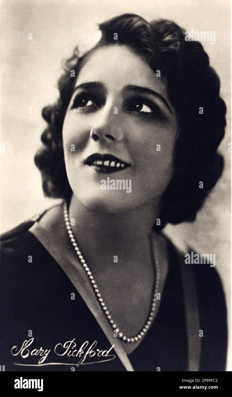 1925 Ca : die Stummfilmdarstellerin MARY PICKFORD ( 1892 - 1979 ) - FILM - KINO MUTO - DIVA - DIVINA - Halskette - collana - Juwelen - Schmuck - gioiello - gioielli - Bijoux - Perlen - perle - Lächeln - sorriso - Autografo - Autogramm - Firma - Signatur --- Archivio GBB Stockfoto