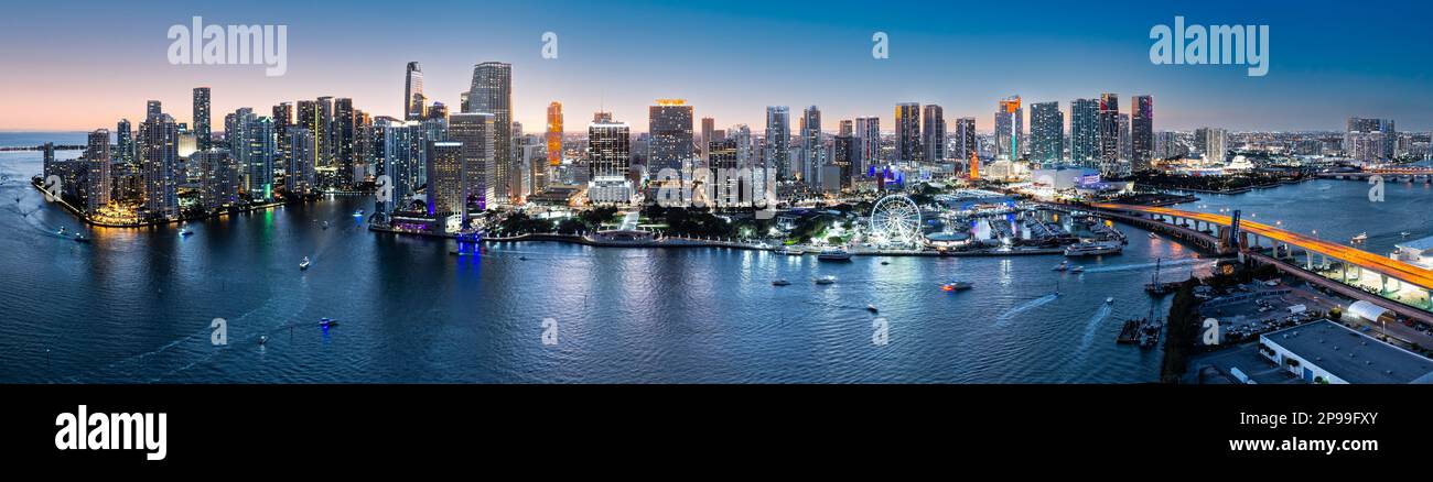 Panoramablick über Miami in der Abenddämmerung, Florida Stockfoto