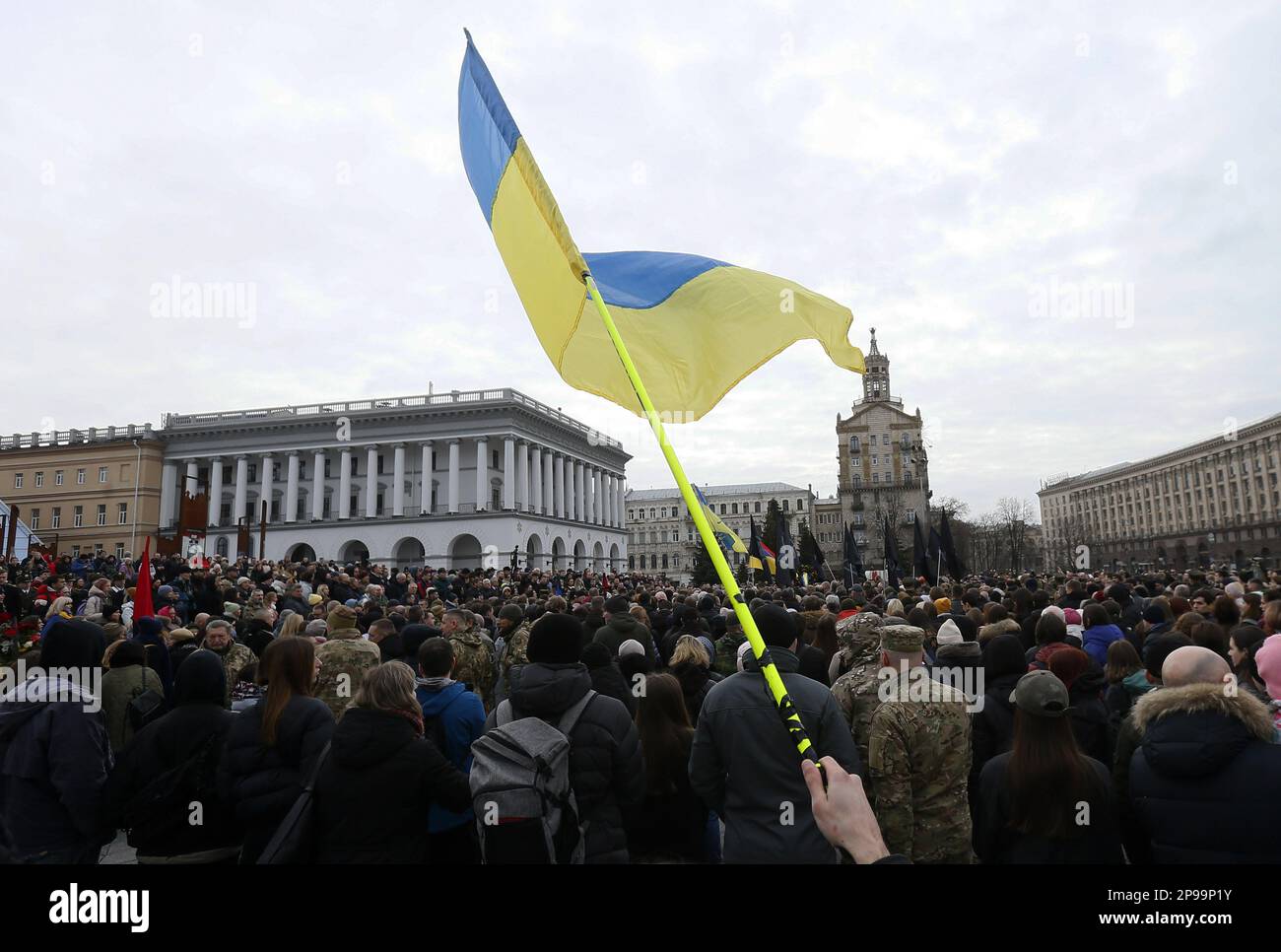 Kiew, Ukraine. 10. März 2023. Eine Person schwenkt während einer Gedenkfeier für Dmytro Kotsiubailo, bekannt als Da Vinci, Hero der Ukraine, ukrainischer Freiwilliger und Soldat in Kiew, mit der ukrainischen Flagge. Dmytro Kotsiubailo wurde vor drei Tagen bei einem Kampf gegen russische Truppen an der Front nahe Bakhmut getötet. (Kreditbild: © Pavlo Gonchar/SOPA Images via ZUMA Press Wire) NUR REDAKTIONELLE VERWENDUNG! Nicht für den kommerziellen GEBRAUCH! Stockfoto