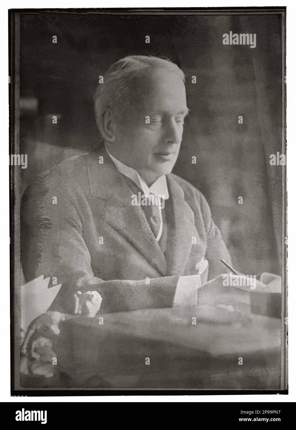 1921 , Großbritannien : Lord Archibald PRIMROSE , 5. Earl of ROSEBERY ( 1847 - 1929 ) , britischer liberaler Staatsmann und Premierminister , auch bekannt als Archibald Primrose ( 1847 -1851 ) und Lord Dalmeny ( 1851 - 1868 ). Premierminister des Vereinigten Königreichs von 1894 bis 1895 . Ab 1895 lebt Rosebery live in der Villa Rosebery in Neapel ( Italien ) und verlässt England nur wegen der Echos des OSCAR WILDE Schwulenskandals. ALFRED Bosie DOUGLAS , der Liebhaber des gefeierten irischen Schriftstellers und Dramatikers OSCAR WILDE ( 1854 - 1900 ) war der Bruder VON FRANCIS Viscount DRUMLANRIG ( 1867 - 1894 ), der weithin als Condu galt Stockfoto