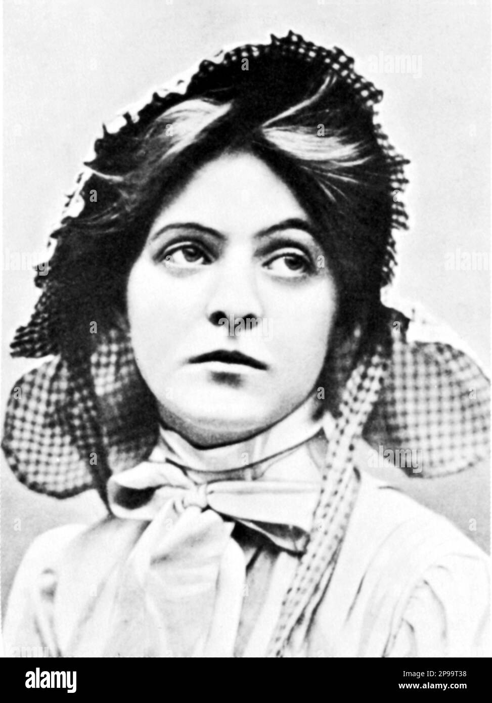 1910 's Ca : die Stummfilmdarstellerin MABEL TALIAFERRO ( New York 1887 - Honolulu 1979 ) in einer Schülerschaft . Amerikanische Bühne und eine Stummfilmdarstellerin, bekannt als der Schatz amerikanischer Filme. Taliaferro stammte von einer der frühen Familien ab, die sich im 17. Jahrhundert in Virginia niederließen, den Taliaferros, deren Herkunft in Norditalien zu finden ist. 1912 erschien sie in der Filmversion von Cinderella in den Selig Studios, und sie spielte bis zu ihrem Ruhestand im Jahr 1921 weiter in Filmen. 1940 erschien sie in ihrem letzten Film, My Love Coming Back . Taliaferro war eine Schwester Stockfoto