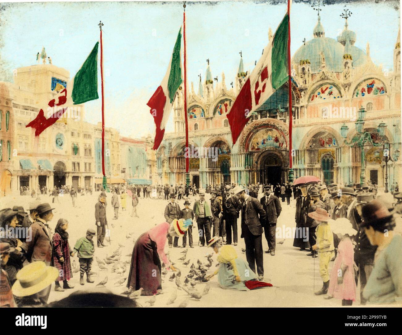 1890 Ca , Venedig, Italien : die Pidgeons und Tauben auf dem Markusplatz , Foto von P. SALVIATI , Venezia - VENEZIA - ITALIA - - GEOGRAFIE - GEOGRAFIA - FOTOSTORICHE - GESCHICHTE - HISTORISCH - ARCHITETTURA - ARCHITEKTUR - PIAZZA SAN MARCO - Turisti - turismo - Touristen - Tourismus - Piccione - piccioni - colombi - folla - Menschen - Menschenmassen - Flaggen - bandiera sabauda - bandiere - giorno di festa - domenica - montag - Bambini - bambino - Kinder - Kind - Torre campanaria dei Mori --- Archivio GBB Stockfoto