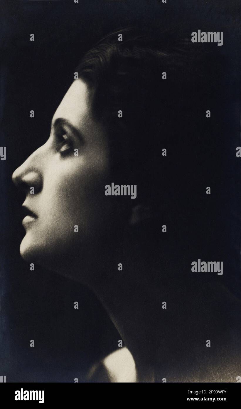 1920 Ca ., Italien : die italienische Schauspielerin VERA VERGANI ( Milano 1895 - Procida 1989 ). Eine bevorzugte Schauspielerin von Luigi Pirandello und Gabriele D'Annunzio - attrice - TEATRO - THEATER - DIVA - DIVINA - VAMP - KINO MUTO - STUMMFILM - profilo - Profil --- Archivio GBB Stockfoto