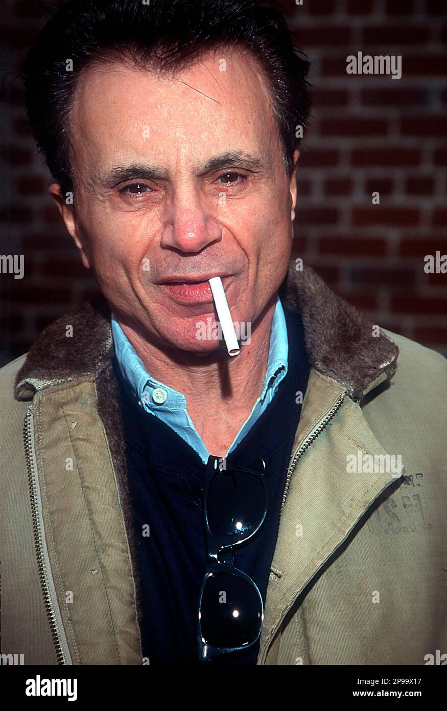 9. März 2023: Die vielleicht längste Karriere in Hollywood, angefangen mit 5 bei "Little Rascals" Actor ROBERT BLAKE, berühmter Schauspieler und Emmy-Gewinner, der in der Verbrecherserie "Baretta" die Hauptrolle spielte, ist gestorben, laut seiner Tochter. Er war 89. DATEIFOTO AUFGENOMMEN AM: 14. November 1999, Caustic, Kalifornien, USA: Schauspieler ROBERT BLAKE raucht eine Zigarette während der „Love Ride 16“-Motorradreise von Glendale zum Lake Castaic im Jahr 1999. (Kreditbild: © Nina Prommer/ZUMA Press Wire) NUR REDAKTIONELLE VERWENDUNG! Nicht für den kommerziellen GEBRAUCH! Stockfoto