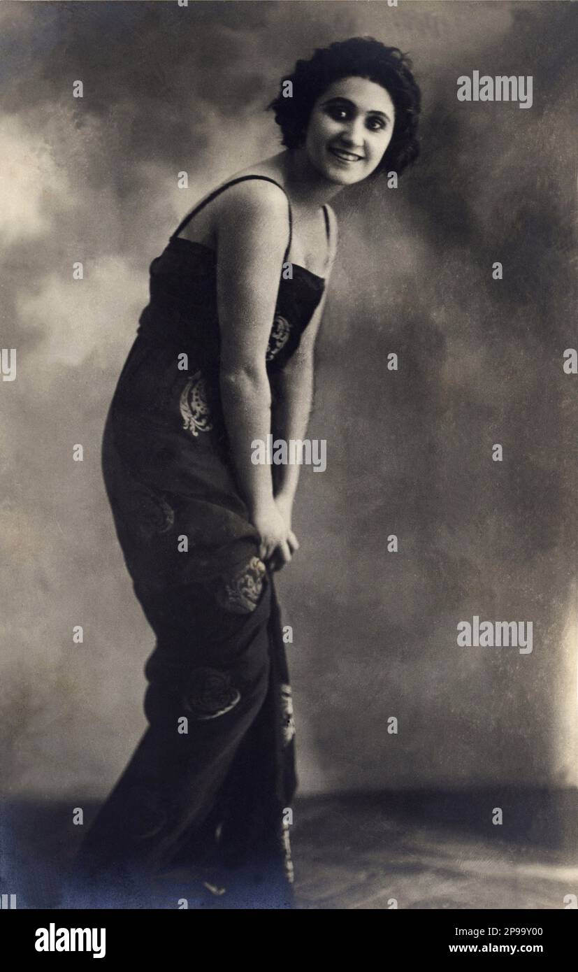 1920 Ca ., Italien : die italienische Schauspielerin VERA VERGANI ( Milano 1895 - Procida 1989 ). Eine bevorzugte Schauspielerin von Luigi Pirandello und Gabriele D'Annunzio - attrice - TEATRO - THEATER - DIVA - DIVINA - VAMP - KINO MUTO - STUMMFILM - Lächeln - sorriso --- Archivio GBB Stockfoto
