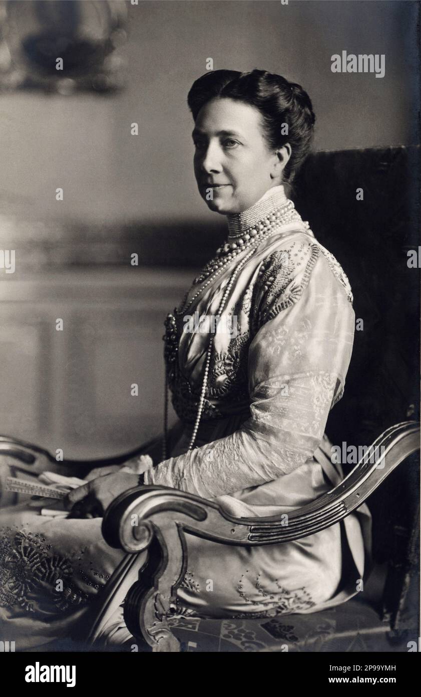 1915 : Königin VICTORIA von SCHWEDEN ( 1862 - 1930 ) , geborene Prinzessin von BADEN , verheiratet mit König GUSTAF V von SCHWEDEN BERNADOTTE ( 1858 - 1950 ) . Ihr Vater war Großherzog Friedrich I. von Baden ( Sohn von Prinzessin Sophie von Schweden ) und Prinzessin Louise von Preußen ( einzige Tochter von Wilhelm I. von Deutschland und Augusta von Sachsen-Weimar ) - REGINA - RE - ADELSBRÜCKE - Nobiltà - REALI - ROYAL - Portrait - ritratto - Pearl - Pearls Collier - collana di perle - perla - Haus VON BERNADOTTE - SVEZIA - NORVEGIA - Royal - nobili - nobiltà - FAMIGLIA REALE - FAMILIE - Gustaf - Gustavo - Gustav, Regina Vittoria Stockfoto
