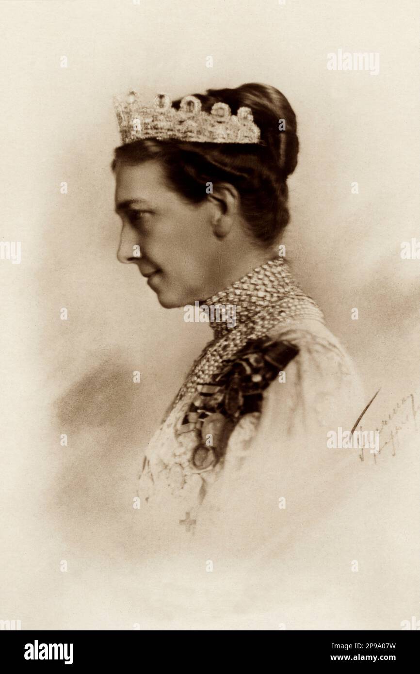 1915 Ca : Königin VICTORIA von SCHWEDEN ( 1862 - 1930 ) , geborene Prinzessin von BADEN , verheiratet mit König GUSTAF V von SCHWEDEN BERNADOTTE ( 1858 - 1950 ) . Ihr Vater war Großherzog Friedrich I. von Baden ( Sohn von Prinzessin Sophie von Schweden ) und Prinzessin Louise von Preußen ( einzige Tochter von Wilhelm I. von Deutschland und Augusta von Sachsen-Weimar ) - REGINA - RE - ADELSWESEN - Nobiltà - REALI - KÖNIGSFAMILIE - Portrait - Rituto - Halskette - collana - Haus VON BERNADOTTE - SVEZIA - NORVEGIA - Königsfamilie - nobili - nobiltà - FAMIGLIA REALE - FAMILIE - Gustaf - Gustavo - Gustav - Regina Vittoria di Svezia - Chignon - Colla Stockfoto