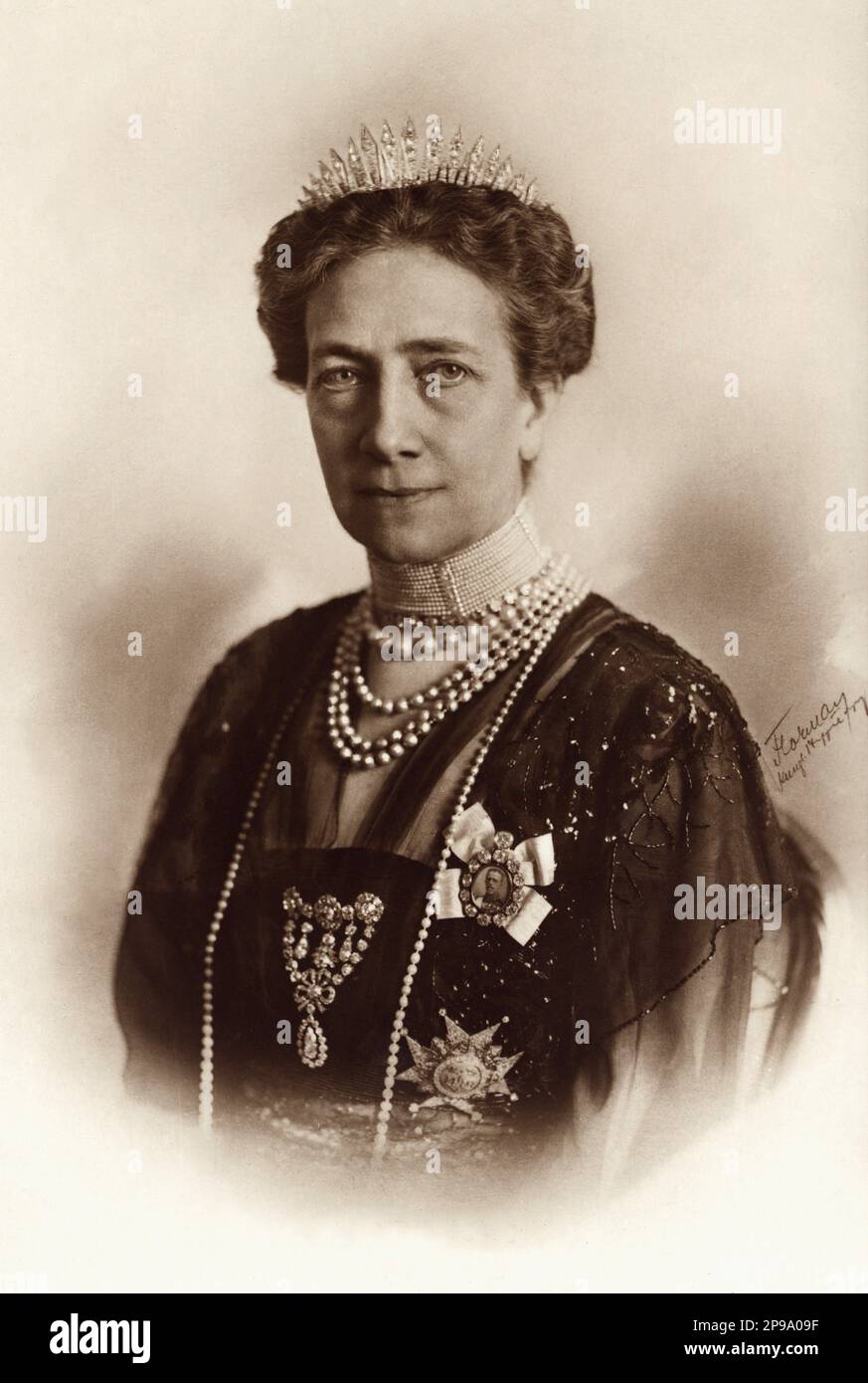 1920 Jahre : Königin VICTORIA von SCHWEDEN ( 1862 - 1930 ) , geborene Prinzessin von BADEN , verheiratet mit König GUSTAF V von SCHWEDEN BERNADOTTE ( 1858 - 1950 ) . Ihr Vater war Großherzog Friedrich I. von Baden ( Sohn von Prinzessin Sophie von Schweden ) und Prinzessin Louise von Preußen ( einzige Tochter von Wilhelm I. von Deutschland und Augusta von Sachsen-Weimar ) - REGINA - RE - ADELSWESEN - Nobiltà - REALI - KÖNIGSFAMILIE - Portrait - Rituto - Halskette - collana - Haus VON BERNADOTTE - SVEZIA - NORVEGIA - Königsfamilie - nobili - nobiltà - FAMIGLIA REALE - FAMILIE - Gustaf - Gustavo - Gustav - Regina Vittoria di Svezia - Chignon-Coll Stockfoto