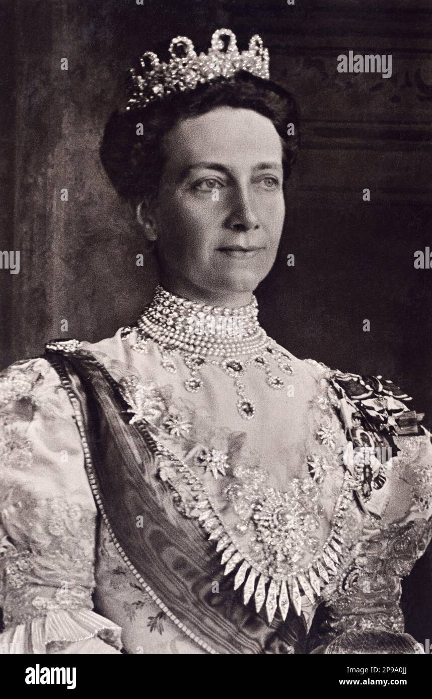 1915 Ca : Königin VICTORIA von SCHWEDEN ( 1862 - 1930 ) , geborene Prinzessin von BADEN , verheiratet mit König GUSTAF V von SCHWEDEN BERNADOTTE ( 1858 - 1950 ) . Foto von J. Russell und Son, London. Ihr Vater war Großherzog Friedrich I. von Baden ( Sohn von Prinzessin Sophie von Schweden ) und Prinzessin Louise von Preußen ( einzige Tochter von Wilhelm I. von Deutschland und Augusta von Sachsen-Weimar ) - REGINA - RE - ADELSWESEN - Nobiltà - REALI - ROYAL - Portrait - Rituto - Halskette - collana - Haus VON BERNADOTTE - SVEZIA - NORVEGIA - Royal - nobili - nobiltà - FAMIGLIA REALE - FAMILIE - Gustaf - Gustavo - Gustav - Regina Stockfoto