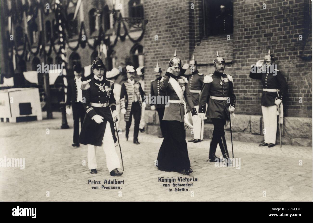 1909 , Berlin , Deutschland : Königin VICTORIA von SCHWEDEN ( 1862 - 1930 ) , geborene Prinzessin von BADEN , verheiratet mit König GUSTAF V von SCHWEDEN BERNADOTTE ( 1858 - 1950 ), Auf diesem Foto in Uniform des Kapitäns des Pommerischen Fusilier Regiments mit Prinz ADALBERT von PREUSSEN in Marineuniform, Sohn von Kaiser Willhelm II von Deutschland . Ihr Vater war Großherzog Friedrich I. von Baden ( Sohn von Prinzessin Sophie von Schweden ) und Prinzessin Louise von Preußen ( einzige Tochter von Wilhelm I. von Deutschland und Augusta von Sachsen-Weimar ) . Foto von T.H. Shumann und Sohn - REGINA - RE - ADEL - Nobiltà - REALI - KÖNIGLICH - Porträt Stockfoto