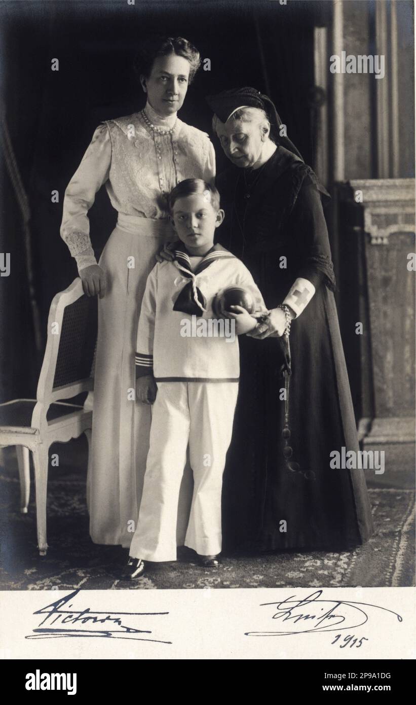 1915 : drei Generationen auf demselben Foto . Königin VICTORIA von SCHWEDEN ( 1862 - 1930 ) , geborene Prinzessin von BADEN , verheiratet mit König GUSTAF V von SCHWEDEN BERNADOTTE ( 1858 - 1950 ) . Ihr Vater war Großherzog Friedrich I. von Baden ( Sohn von Prinzessin Sophie von Schweden ) und Prinzessin Louise von Preußen ( einzige Tochter von Wilhelm I. von Deutschland und Augusta von Sachsen-Weimar ). Auf diesem Foto mit ihrer Mutter LOUISE VON PREUSSEN und dem Enkel Prinz SIGVARD von SCHWEDEN Herzog von Upplan ( 1907 - 2002 ) für die Baden-ROTKREUZ-Benefizveranstaltung . Prinz Sigvard war der zweite Sohn des zukünftigen Königs Gustav VI. Adolf von Schweden und Hi Stockfoto
