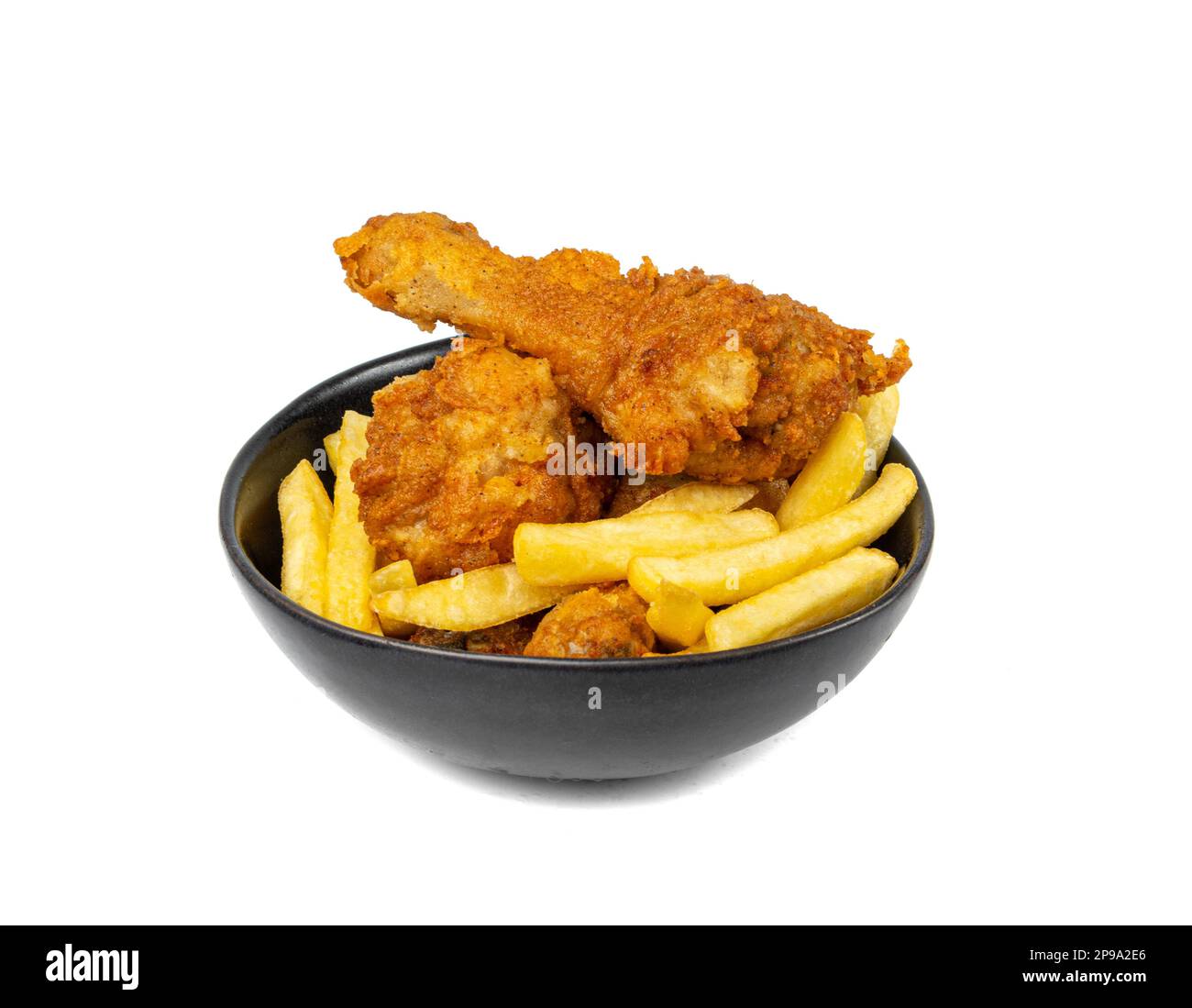 Hähnchenschenkel isoliert, panierter Drumstick, frittierte Hühnchen Drumsticks mit Pommes frites in Black Bowl auf weißem Hintergrund Stockfoto