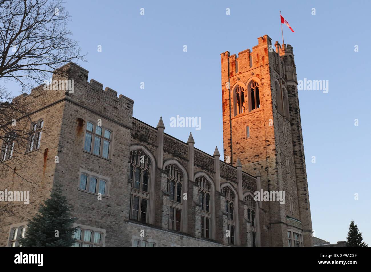 Sonnenuntergang am Wahrzeichen der Universität Stockfoto
