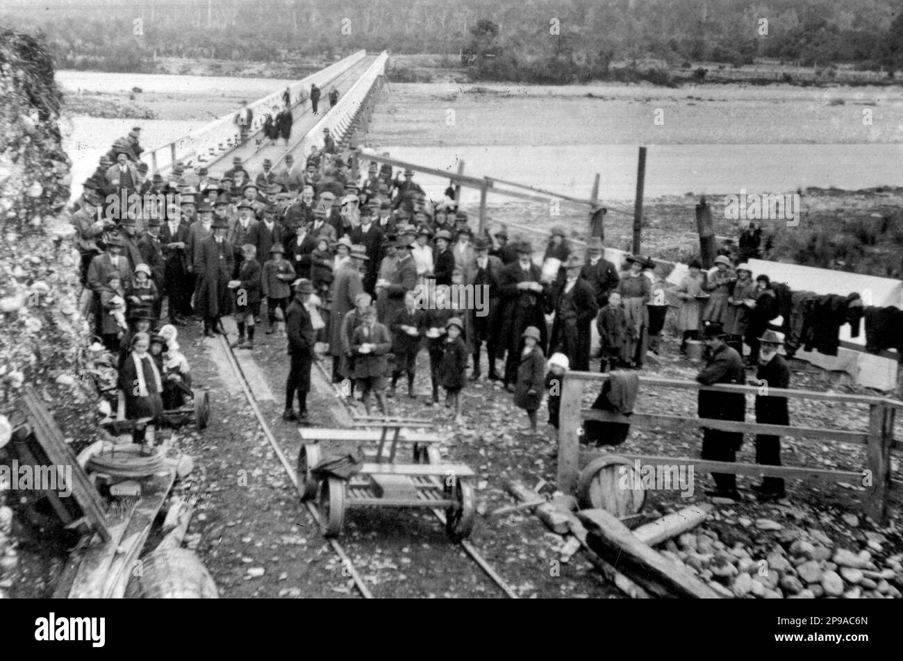 Eröffnung der Brücke über den Fluss Mikanui in der Nähe von Ross, 1918, Westland, Neuseeland Stockfoto