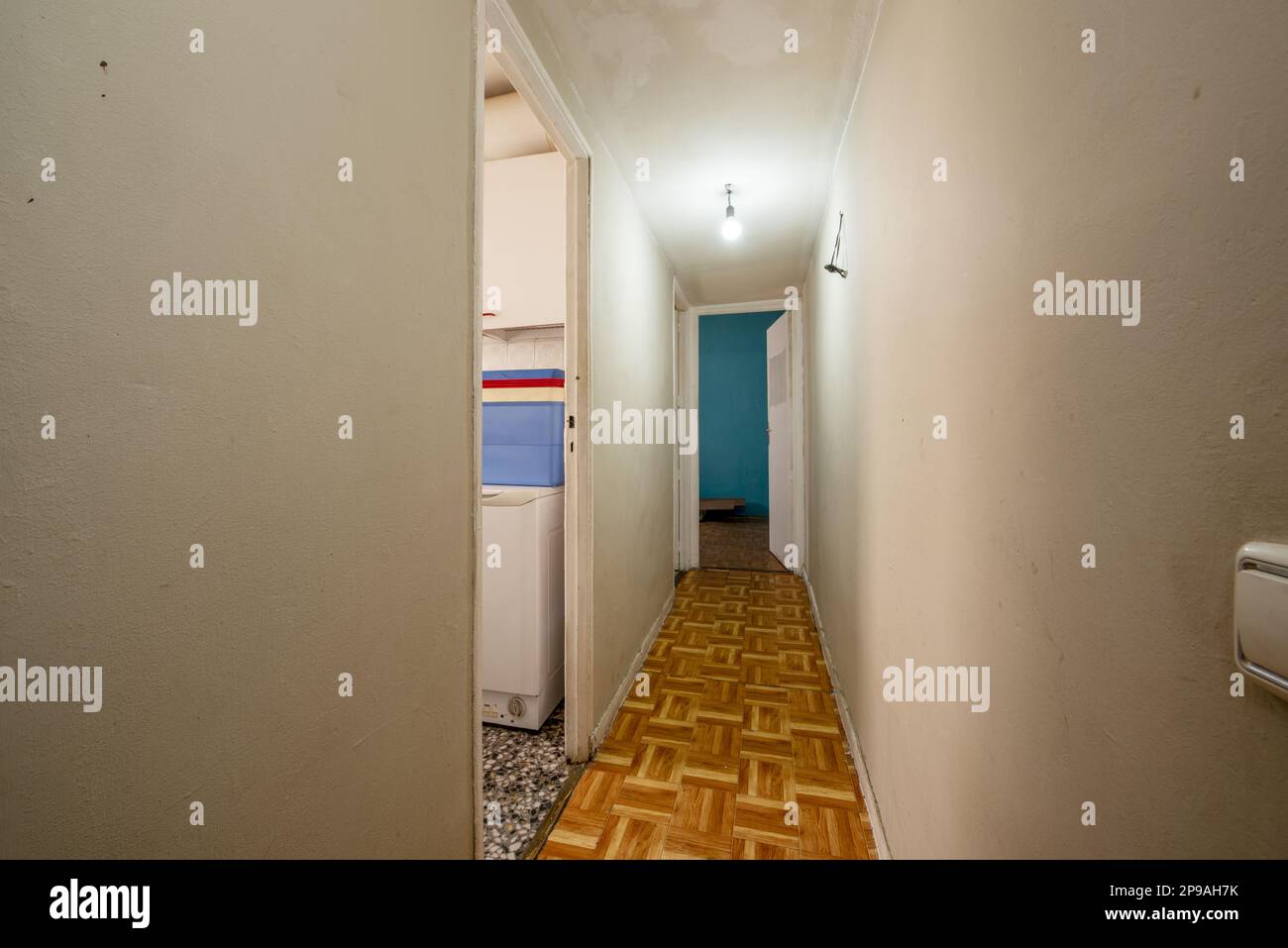 Flur in einem alten, dreckigen und hässlichen Haus Stockfoto