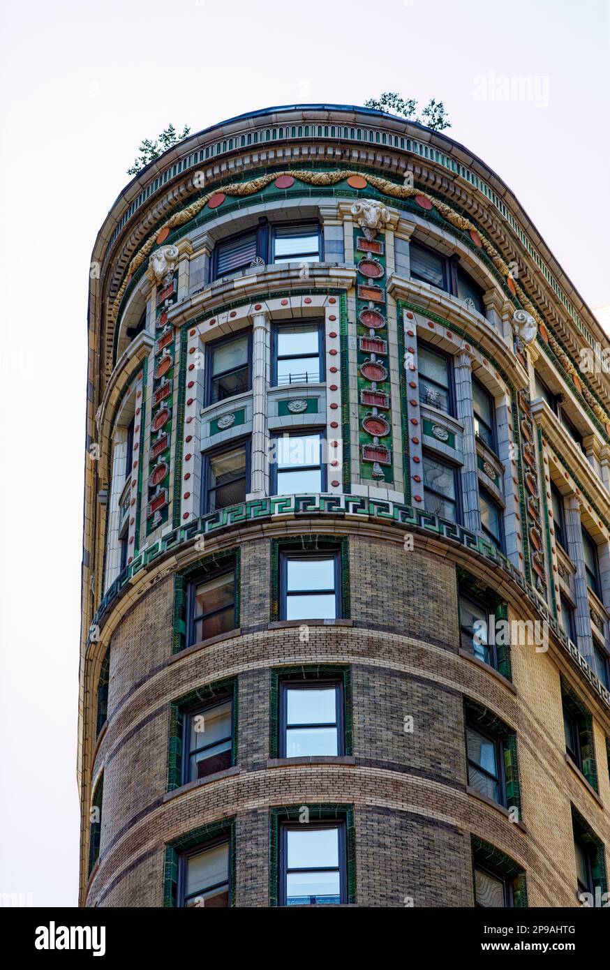 NYC Financial District: Das Beaver Building, ein Bürogebäude, das in Residenzen umgewandelt wurde, ist bekannt für seine farbenfrohen verglasten Terra-Cotta-Kronen und Fensterrahmen. Stockfoto