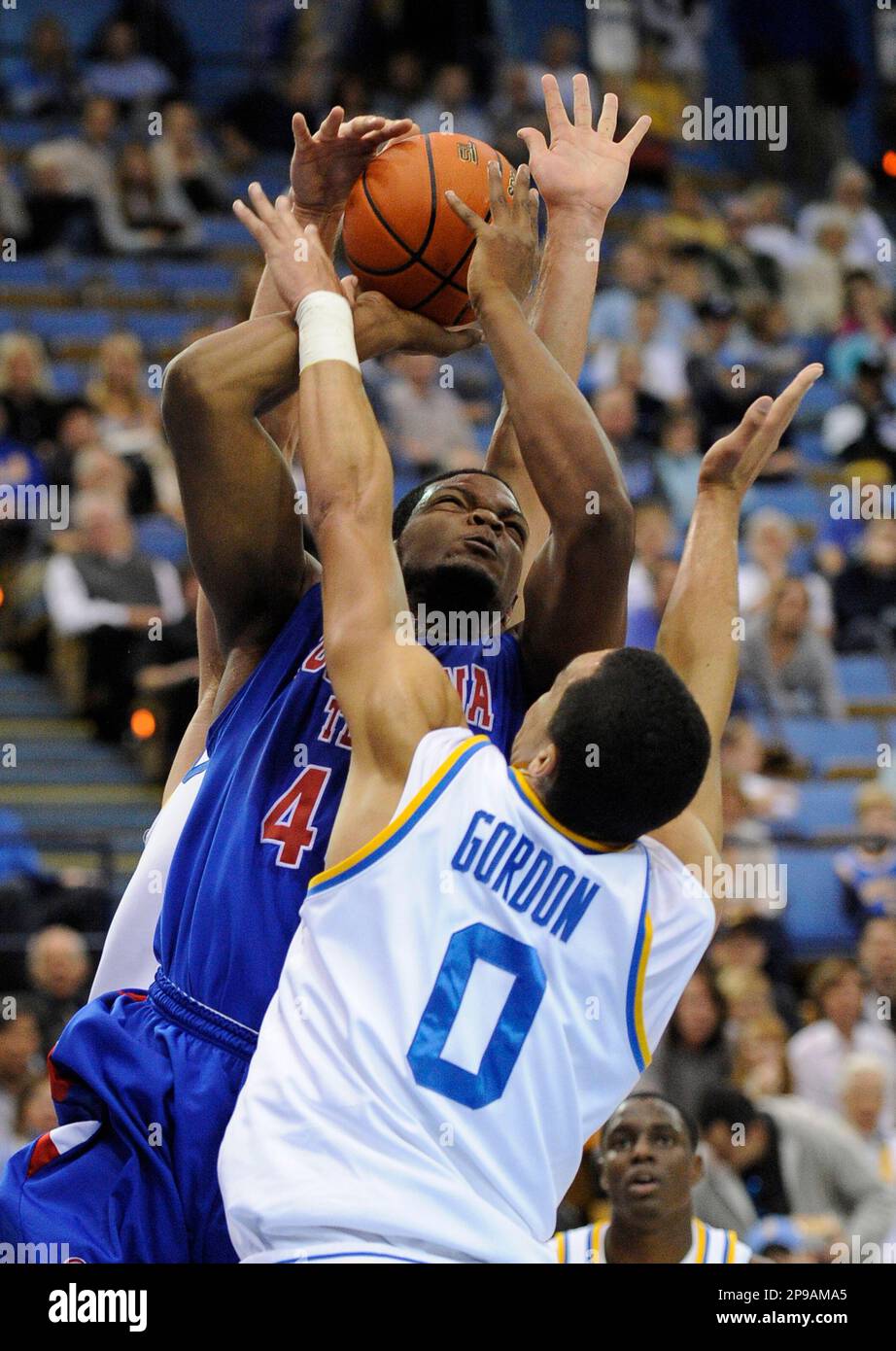 Louisiana Tech center Kenneth Cooper, top, drives on UCLA forward/center Drew Gordon (0) while going to the basket during the first half of an NCAA college basketball game, Sunday, Dec. 28, 2008, in Los Angeles. (AP Photo/Gus Ruelas) Stockfoto