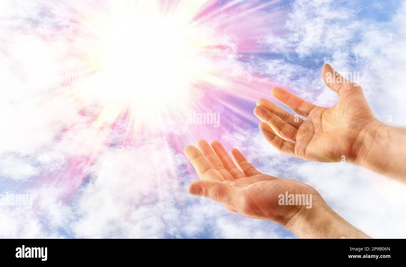 Hände in den Himmel gestreckt, mit einer religiösen Geste, Gott mit spirituellem Glanz zu opfern Stockfoto