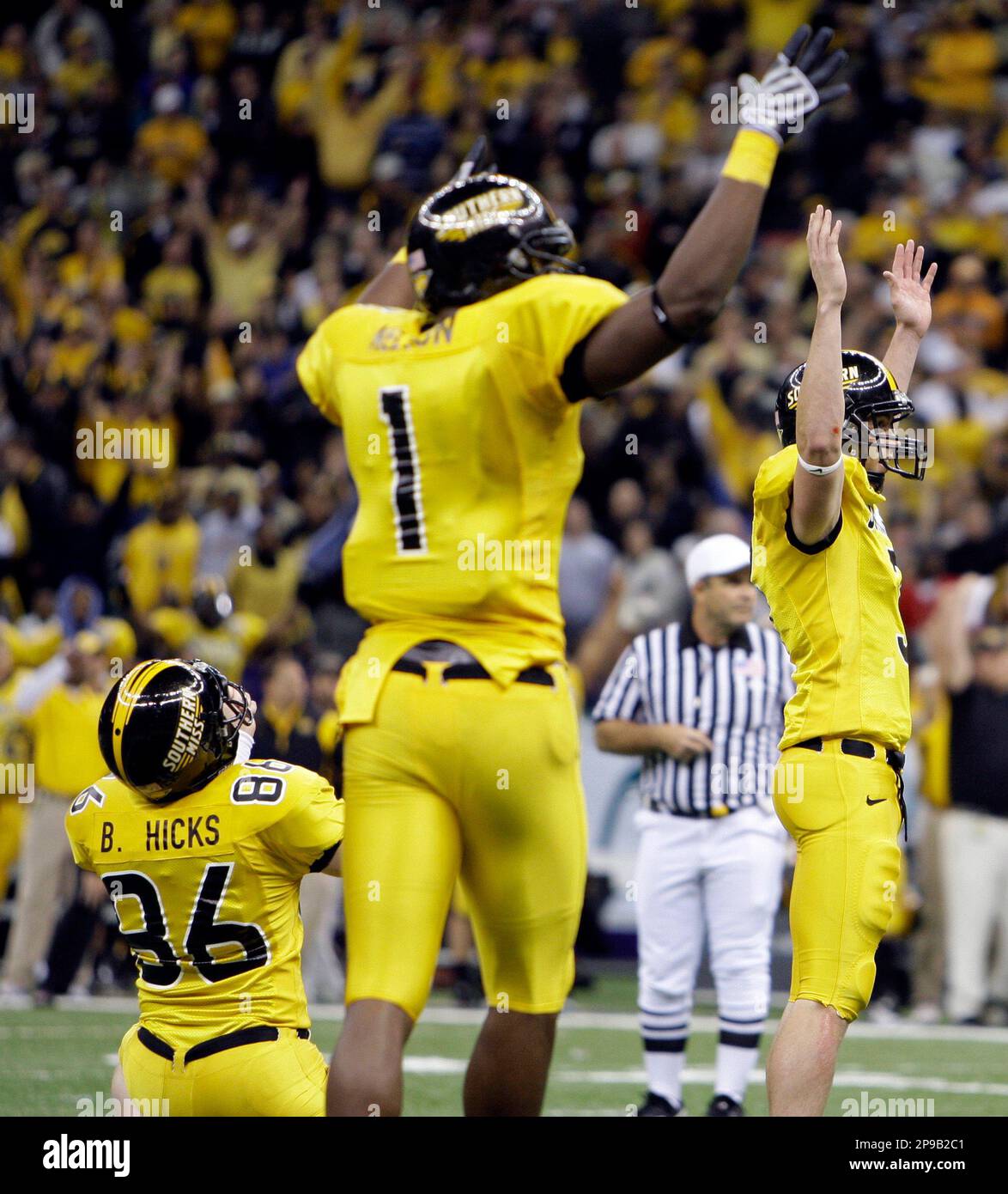 Southern Mississippi kicker Britt Barefoot, right, and tight end Shawn Nelson, center, react after his field goal in overtime of the New Orleans Bowl NCAA college football game with Troy in the Superdome in New Orleans Sunday, Dec. 21, 2008. Southern Miss won 30-27 in overtime. (AP Photo/Alex Brandon) Stockfoto