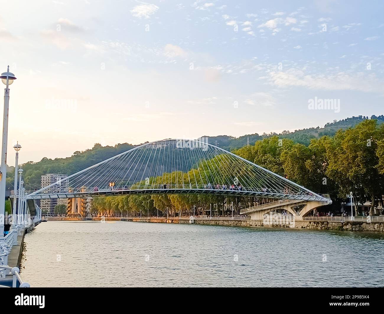 Zubizuri-Fußgängerbrücke über den Nervion, Bilbao, Spanien. Eine angebundene Bogenbrücke. Campo Volantin Brücke Stockfoto