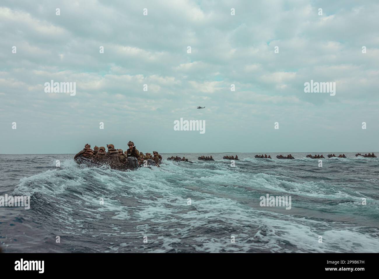 USA Marines mit Bataillon Landing Team 1/4, 31. Marine Expeditionary Unit, Transit zum Amphibientransportschiff USS Green Bay (LPD-20) nach einer bilateralen Amphibienangriffsübung mit Soldaten des Amphibien Rapid Dispatch Regiment 1., Japan Ground Self-Defense Force, in Tokunoshima, Japan, 3. März 2023. Die bilaterale Amphibienübung ermöglichte es Marines und JGSDF-Soldaten, während der Iron Fist 23 gleichzeitig strenges Gelände zu sichern. Iron Fist ist eine jährliche bilaterale Übung, die darauf abzielt, die Interoperabilität zu erhöhen und die Beziehungen zwischen den USA zu stärken M Stockfoto
