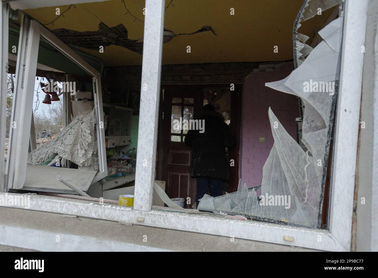 Zolochiv, Ukraine. 9. März 2023. Fenster eines Privathauses, das bei Russlands nächtlichen Raketenangriffen in einem Dorf im Bezirk Zolochiv in der Region Lemberg zerstört wurde. Russland greift weiterhin die Energieinfrastruktur der Ukraine an. (Kreditbild: © Mykola Tys/SOPA Images via ZUMA Press Wire) NUR REDAKTIONELLE VERWENDUNG! Nicht für den kommerziellen GEBRAUCH! Stockfoto