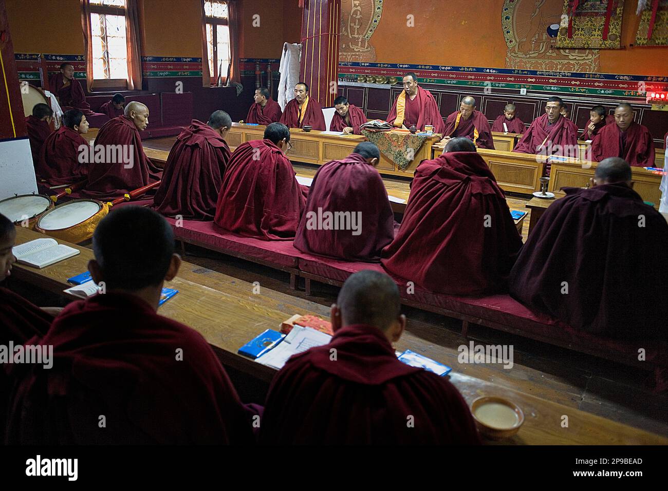Puja, Mönche beten, in Dip Tse Chok Ling Monastery.McLeod Ganj, Dharamsala Himachal Pradesh Zustand, Indien, Asien Stockfoto