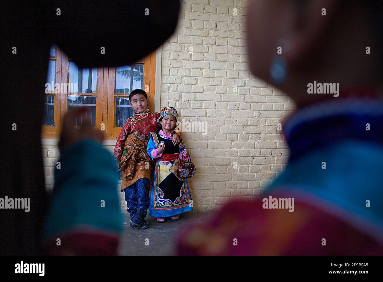 Tibetische Kinder, Junge und Mädchen, in typischen Kleidern, im Namgyal Kloster, im Tsuglagkhang Komplex. McLeod Ganj, Dharamsala, Indien, Asien Stockfoto