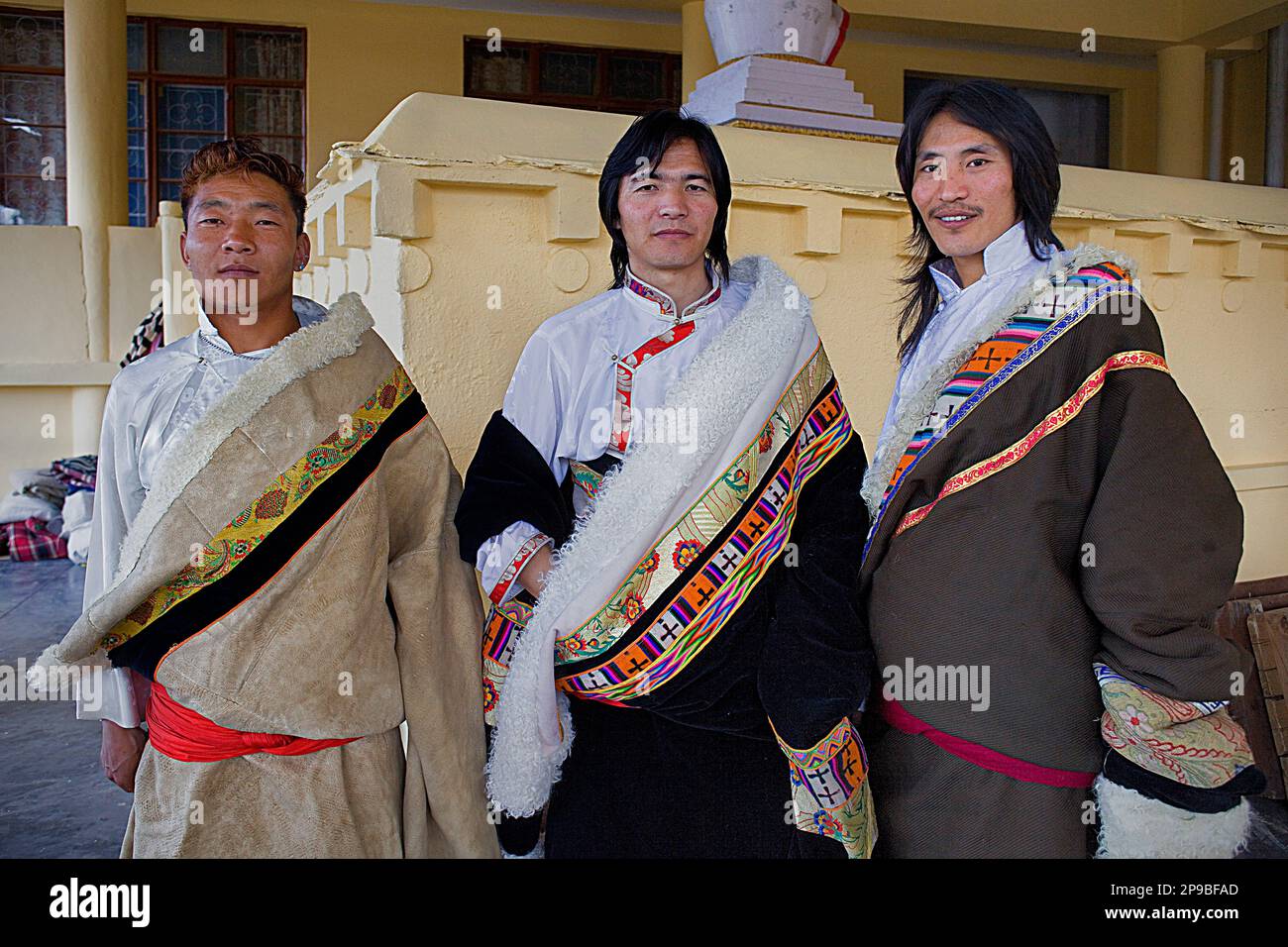 Tibeter in typischen Kleidern, im Namgyal Kloster, im Tsuglagkhang Komplex. McLeod Ganj, Dharamsala, Himachal Pradesh, Indien, Asien Stockfoto