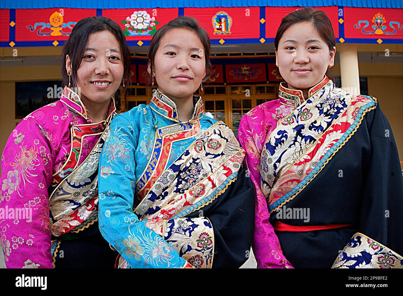 Tibetische Frauen in typischen Kleidern, im Namgyal-Kloster, im Tsuglagkhang-Komplex. McLeod Ganj, Dharamsala, Himachal Pradesh, Indien, Asien Stockfoto